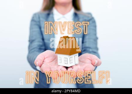 Textunterschrift mit „Invest in Yourself“. Wörter, die darauf geschrieben werden, lernen neue Dinge oder Materialien und machen so viel besser Stockfoto