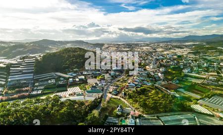 Faszinierende Skyline der Berge: HDR-Aufnahme von Da Lat City, Vietnam mit atemberaubendem Blue Sky und majestätischen Bergen am Horizont Stockfoto