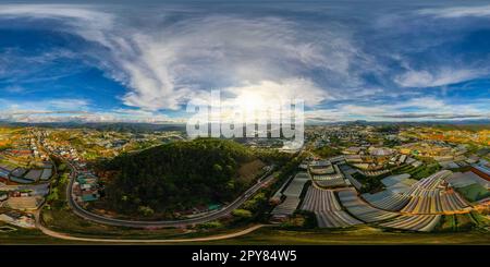 360 Panorama der atemberaubenden Skyline der Berge in Da Lat City, Vietnam: Ein atemberaubender Blick auf die Stadt und die majestätischen Berge unter dem blauen Himmel Stockfoto