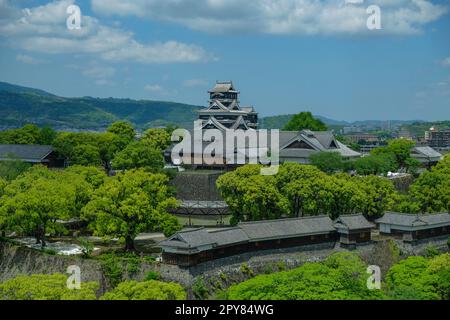 Kumamoto, Japan - 26. April 2023: Blick auf die Burg Kumamoto auf der Insel Kyushu in Japan. Stockfoto