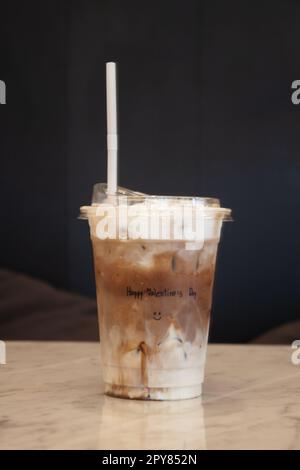 Eismocha-Kaffee in einem Glas mit Sahne Stockfoto