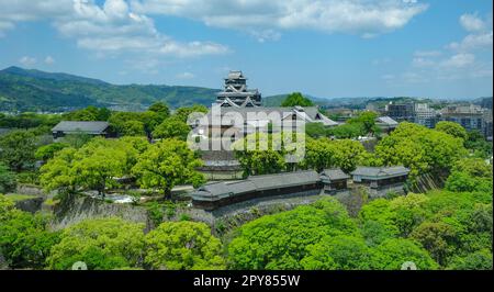 Kumamoto, Japan - 26. April 2023: Blick auf die Burg Kumamoto auf der Insel Kyushu in Japan. Stockfoto