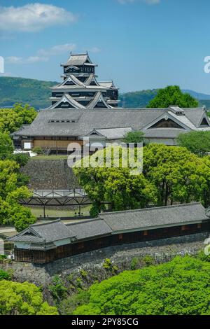 Kumamoto, Japan - 26. April 2023: Blick auf die Burg Kumamoto auf der Insel Kyushu in Japan. Stockfoto