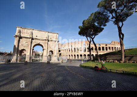 Italien, Rom, Triumphbogen des Konstantin und Kolosseum Stockfoto