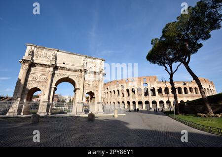 Italien, Rom, Konstantinbogen und Kolosseum Stockfoto