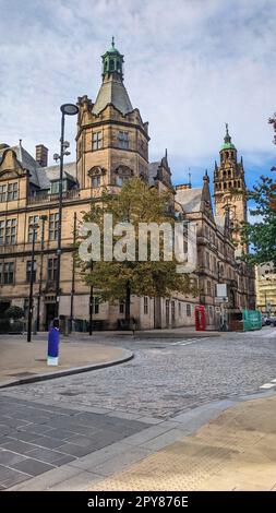 Ein großes altes altes Stadtkirchenhaus am Straßenrand einer berühmten Straße Stockfoto