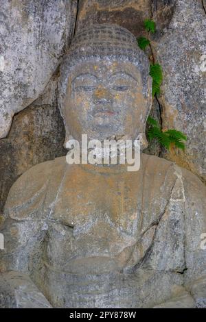 Usuki, Japan - 1. Mai 2023: Detail eines der Usuki-Stone-Buddhas. Es handelt sich dabei um eine Reihe von Skulpturen, die im 12. Jahrhundert in Usuki in Fels geschnitzt wurden. Stockfoto