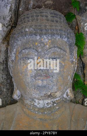 Usuki, Japan - 1. Mai 2023: Detail eines der Usuki-Stone-Buddhas. Es handelt sich dabei um eine Reihe von Skulpturen, die im 12. Jahrhundert in Usuki in Fels geschnitzt wurden. Stockfoto