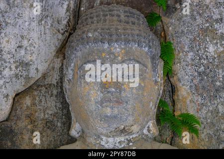 Usuki, Japan - 1. Mai 2023: Detail eines der Usuki-Stone-Buddhas. Es handelt sich dabei um eine Reihe von Skulpturen, die im 12. Jahrhundert in Usuki in Fels geschnitzt wurden. Stockfoto