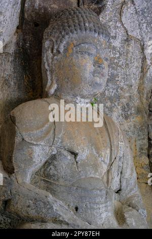 Usuki, Japan - 1. Mai 2023: Detail eines der Usuki-Stone-Buddhas. Es handelt sich dabei um eine Reihe von Skulpturen, die im 12. Jahrhundert in Usuki in Fels geschnitzt wurden. Stockfoto