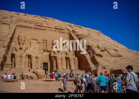 Abu Simbel, Ägypten. 18. April 2023. Lange Warteschlangen von Touristen vor dem Tempel von Abul Simbel. Der Tourismus erholt sich in Ägypten, nachdem das Land während der COVID-19-Pandemie einen großen Rückschlag erlitten hatte. (Foto: Jasmine Leung/SOPA Images/Sipa USA) Guthaben: SIPA USA/Alamy Live News Stockfoto