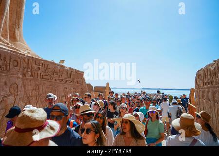 Abu Simbel, Ägypten. 18. April 2023. Lange Warteschlangen von Touristen, die den Tempel von Abul Simbel betreten. Der Tourismus erholt sich in Ägypten, nachdem das Land während der COVID-19-Pandemie einen großen Rückschlag erlitten hatte. (Foto: Jasmine Leung/SOPA Images/Sipa USA) Guthaben: SIPA USA/Alamy Live News Stockfoto