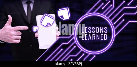 Inspiration mit Zeichen Lektionen Gelernte Lektionen. Wort für „fördern“, „Wissen, das aus Erfahrungen gewonnen wurde, weitergeben und nutzen“ Stockfoto