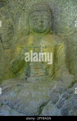 Usuki, Japan - 1. Mai 2023: Detail eines der Usuki-Stone-Buddhas. Es handelt sich dabei um eine Reihe von Skulpturen, die im 12. Jahrhundert in Usuki in Fels geschnitzt wurden. Stockfoto