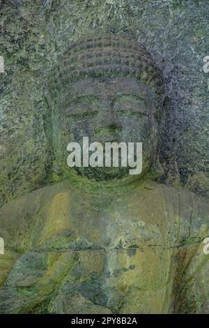 Usuki, Japan - 1. Mai 2023: Detail eines der Usuki-Stone-Buddhas. Es handelt sich dabei um eine Reihe von Skulpturen, die im 12. Jahrhundert in Usuki in Fels geschnitzt wurden. Stockfoto