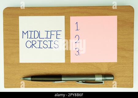 Schild mit Midlife Crisis. Geschäftsübersicht Softwareentwicklungstechnik Zerlegen einer Anwendung Stockfoto