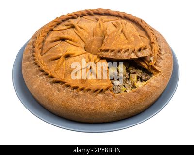 Öffnen Sie „zur Belish Tatar Big Pie“ auf einem isolierten Teller Stockfoto