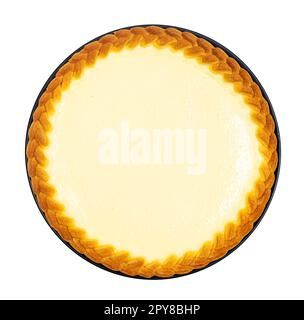 Blick über den ganzen Käsekuchen auf einem isolierten Teller Stockfoto