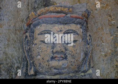 Usuki, Japan - 1. Mai 2023: Detail eines der Usuki-Stone-Buddhas. Es handelt sich dabei um eine Reihe von Skulpturen, die im 12. Jahrhundert in Usuki in Fels geschnitzt wurden. Stockfoto