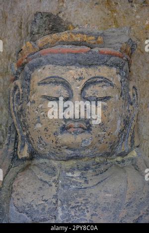 Usuki, Japan - 1. Mai 2023: Detail eines der Usuki-Stone-Buddhas. Es handelt sich dabei um eine Reihe von Skulpturen, die im 12. Jahrhundert in Usuki in Fels geschnitzt wurden. Stockfoto