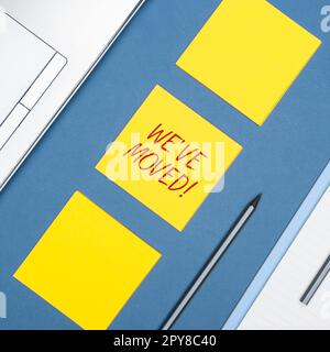 Begrifflicher Titel Wir haben uns bewegt. Ein Wort, das darüber geschrieben wurde, von einem anderen Ort aus zu leben, von demselben oder einem anderen Land Stockfoto