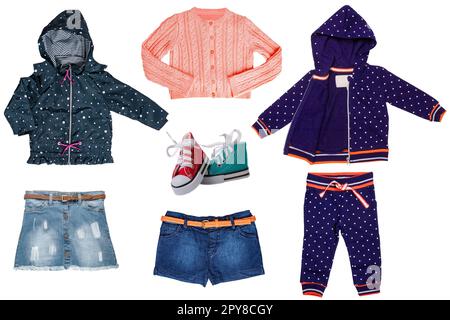 Collage-Set mit Mädchen Frühlingssommerkleidung isoliert. Bekleidungskollektion für Damen. Baby-Mode-Outfit für Kinder. Farbenfrohe, stylische Jeans Röcke, Pullover, Jacken, Hosen, Schuhe. Stockfoto