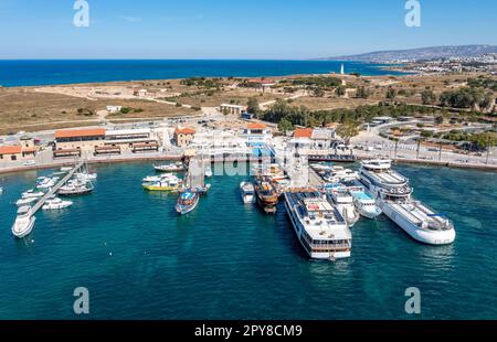 Blick aus der Vogelperspektive auf die Paphos-Promenade und das Touristenviertel, Paphos, Republik Zypern Stockfoto