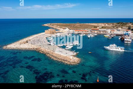 Blick auf Schloss Paphos und Hafengebiet, Paphos Republik Zypern Stockfoto