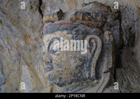 Usuki, Japan - 1. Mai 2023: Detail eines der Usuki-Stone-Buddhas. Es handelt sich dabei um eine Reihe von Skulpturen, die im 12. Jahrhundert in Usuki in Fels geschnitzt wurden. Stockfoto