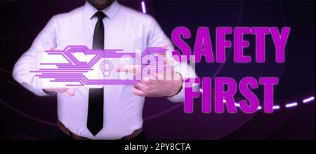 Textunterschrift mit der Darstellung von Sicherheit zuerst. Geschäftsansatz Vermeidung unnötiger Risiken sicher leben Vorsicht walten lassen Stockfoto