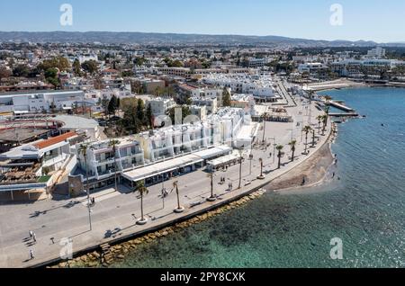 Blick aus der Vogelperspektive auf die Paphos-Promenade und das Touristenviertel, Paphos, Republik Zypern Stockfoto