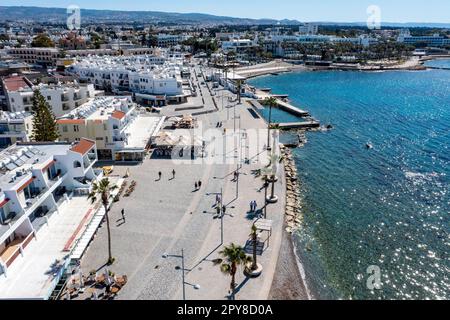 Blick aus der Vogelperspektive auf die Paphos-Promenade und das Touristenviertel, Paphos, Republik Zypern Stockfoto