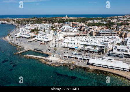 Blick aus der Vogelperspektive auf die Paphos-Promenade und das Touristenviertel, Paphos, Republik Zypern Stockfoto