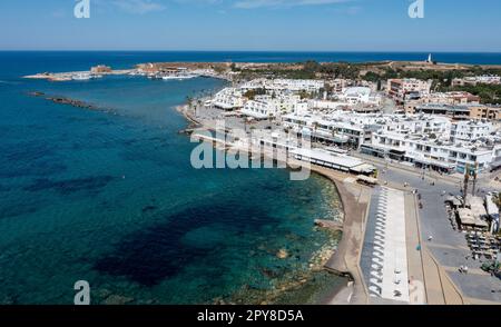 Blick aus der Vogelperspektive auf die Paphos-Promenade und das Touristenviertel, Paphos, Republik Zypern Stockfoto