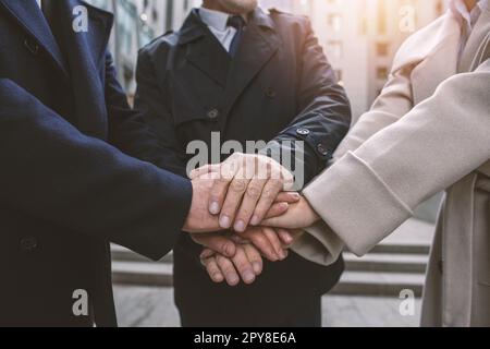 Geschäftsleute, die ihre Hände zusammen. Konzept der Teamarbeit und Partnerschaft Stockfoto