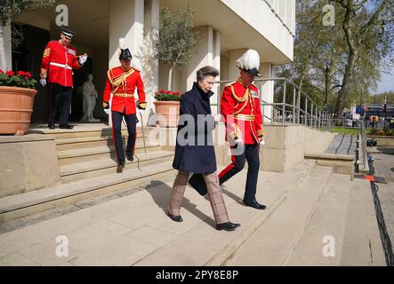 Die Prinzessin Royal, Oberst der Blues und Royals (Royal Horse Guards und 1. Dragoons), fährt nach ihrem Besuch der Wellington Barracks im Zentrum von London vor der Krönung ab. Bilddatum: Mittwoch, 3. Mai 2023. Stockfoto