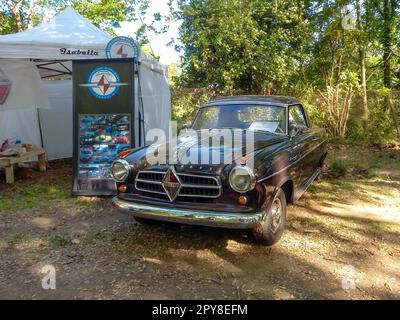 Alter schwarzer 1960er Borgward Hansa Isabella Saloon in einem Park. Natur, Gras, Bäume. Autoclasica 2022 Oldtimer-Show. Stockfoto