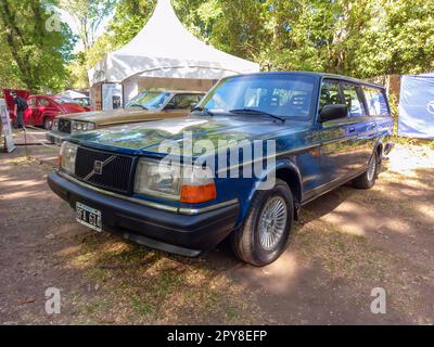 Vintage Blue 1993 Volvo 240 Station Wagon Anwesen in einem Park. Natur, Gras, Bäume. Autoclasica 2022 Oldtimer-Show. Stockfoto