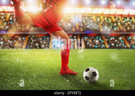 Fußball-Szene bei Nacht mit Player kicken den Ball mit Strom. Stockfoto