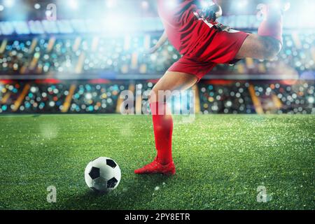 Fußball-Szene bei Nacht mit Player kicken den Ball mit Strom. Stockfoto