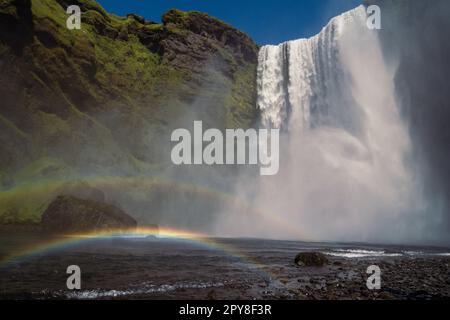 Regenbogen in der Nähe des großen Wasserfalls, Foto der Landschaft Stockfoto