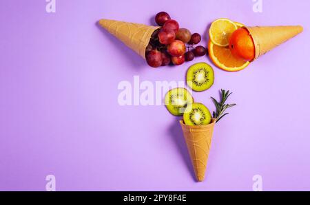 Eis mit natürlichen Früchten. Konzept der echten und biologische Früchte. Lila Hintergrund Stockfoto