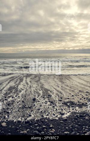 Foamy surfline der nördlichen Meereslandschaft Foto Stockfoto