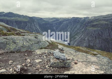 Steinstapel auf Felsenlandschaft Foto Stockfoto