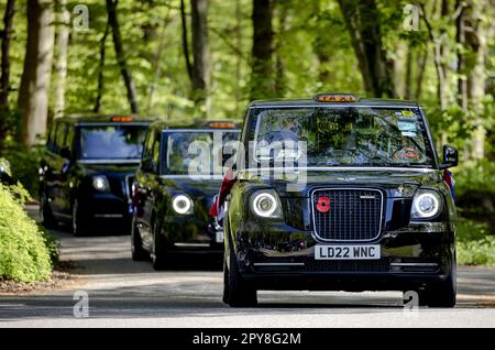 WAGENINGEN: Britische Veteranen aus dem Zweiten Weltkrieg kommen in Wageningen in englischen Taxis an, wo sie am 4. Und 5. Mai an der Gedenkfeier und der Befreiung teilnehmen. ANP ROBIN VAN LONKHUIJSEN niederlande raus - belgien raus Stockfoto