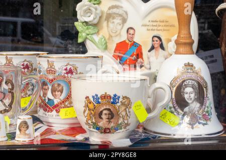 Königliche Souvenirs zum Verkauf in einem Antiquitätenladen auf dem Marktplatz, Alford. Alford in Lincolnshire bereitet sich auf die Krönung von König Karl III. Vor Stockfoto