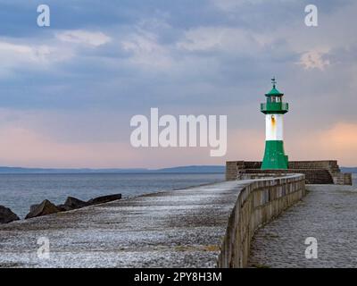 Der Pier im Stadthafen Sassnitz auf der Insel Rügen mit dem grünen und weißen Leuchtturm Ostmolenfeuer Stockfoto