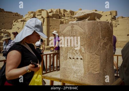 Luxor, Ägypten. 20. April 2023. Touristen haben gesehen, wie sie im Karnak-Tempel von Luxor eine Skarabäus-Statue umkreisten, von der man annimmt, dass sie den Menschen Glück bringt. Der Tourismus erholt sich in Ägypten, nachdem das Land während der COVID-19-Pandemie einen großen Rückschlag erlitten hatte. (Credit Image: © Jasmine Leung/SOPA Images via ZUMA Press Wire) NUR REDAKTIONELLE VERWENDUNG! Nicht für den kommerziellen GEBRAUCH! Stockfoto