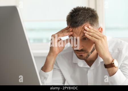 Schlafentzieher am Arbeitsplatz im Büro Stockfoto