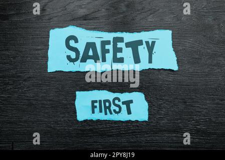 Textschild mit der Aufschrift „Sicherheit zuerst“. Konzeptionelles Foto Vermeiden Sie unnötige Risiken sicher leben Vorsicht walten lassen Stockfoto